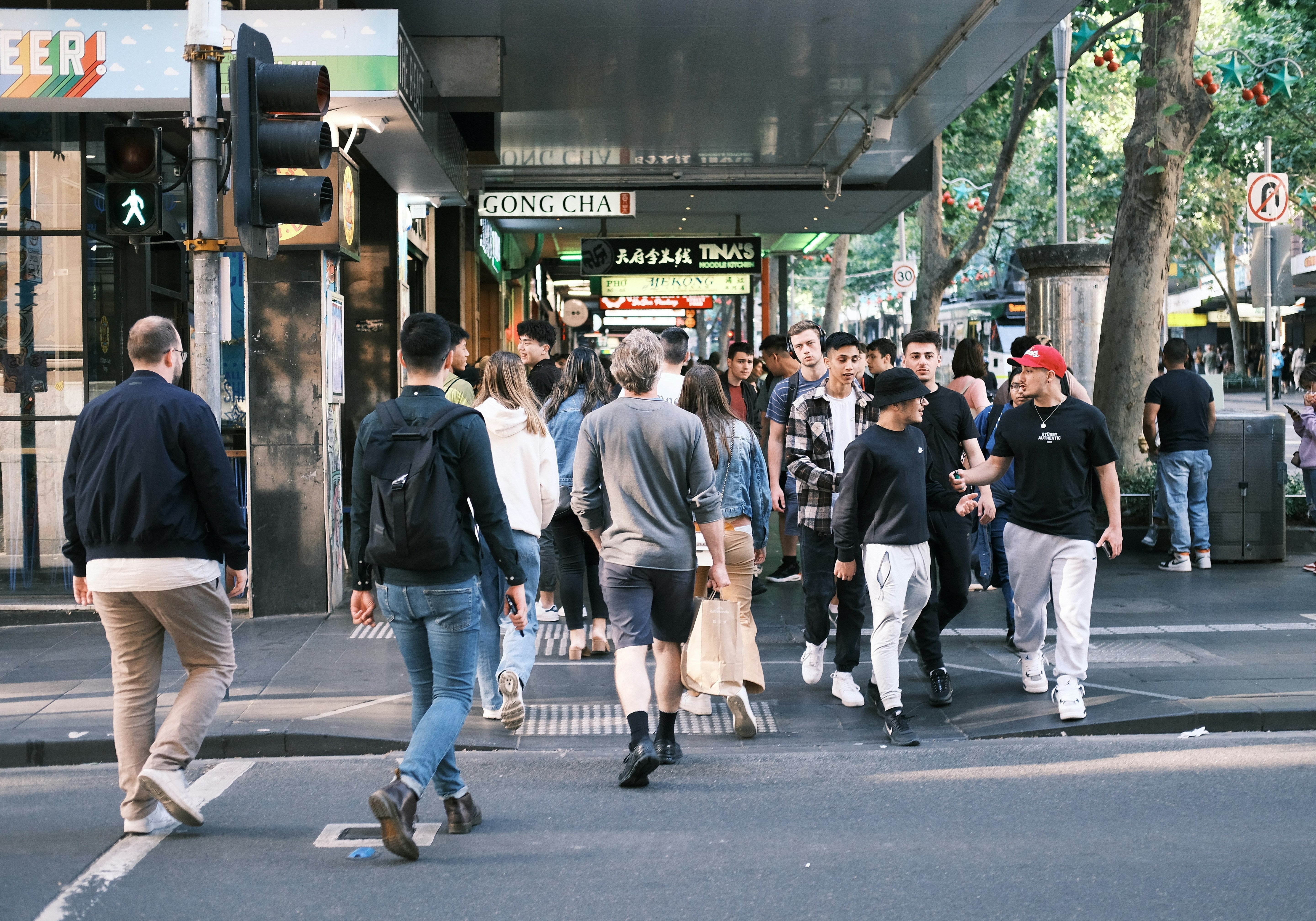 Best Streetwear Brands That Ship to Australia (No Crazy Fees) 🇦🇺