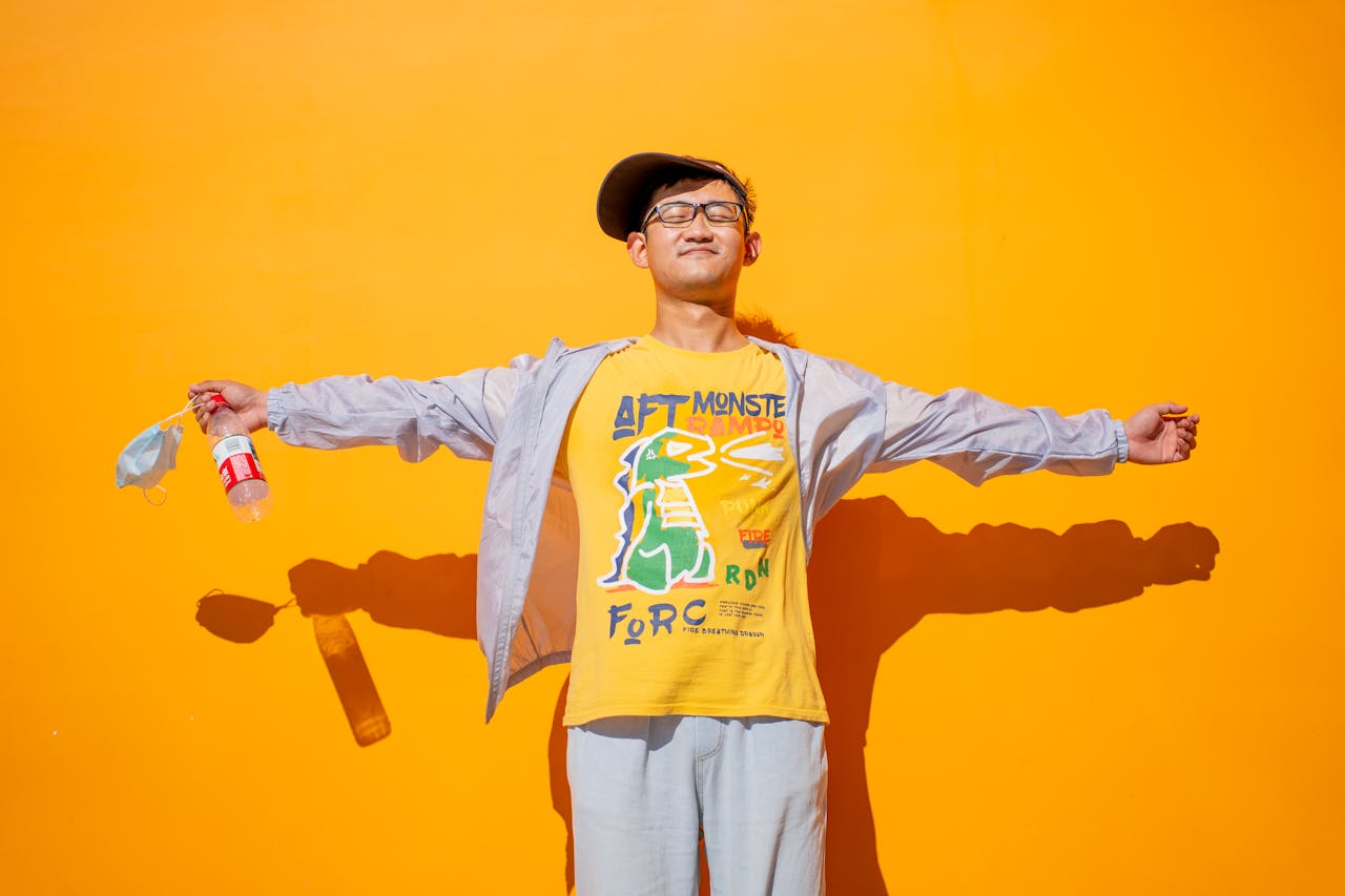 Bold Graphics in Streetwear: Tees and Accessories for Statement Impact