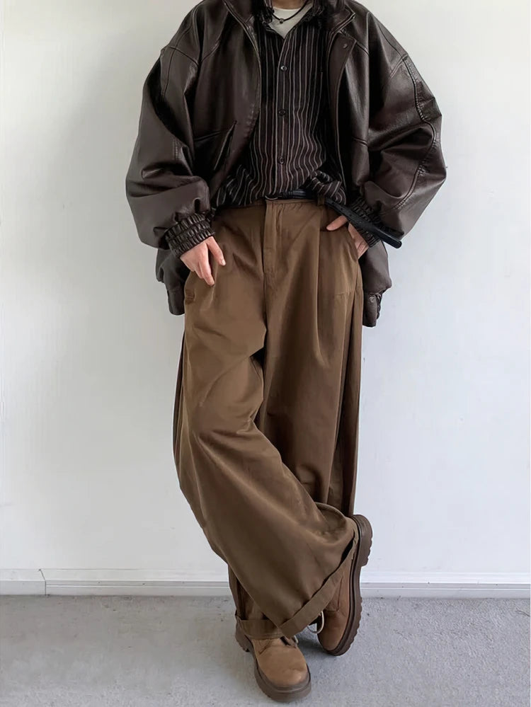 Baggy wide-leg cargo pants, detail view