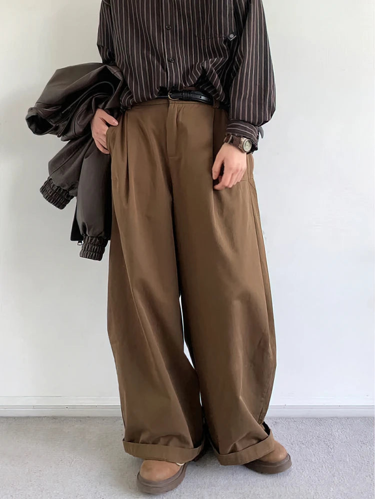 Baggy wide-leg cargo pants, side view